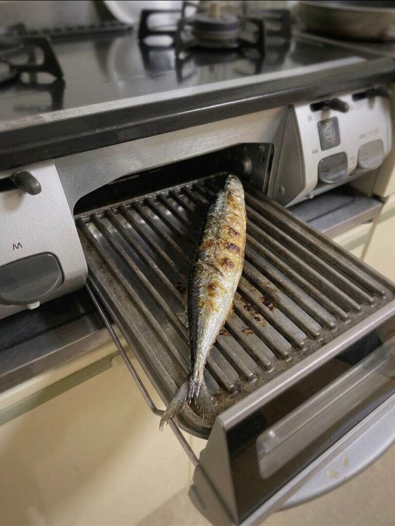 グリルでサンマを焼いている様子